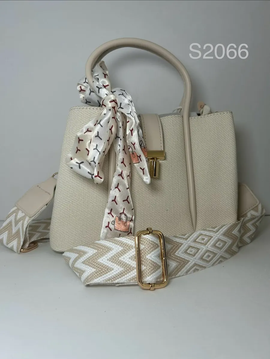Bolso beige con pañuelo y correa tejida