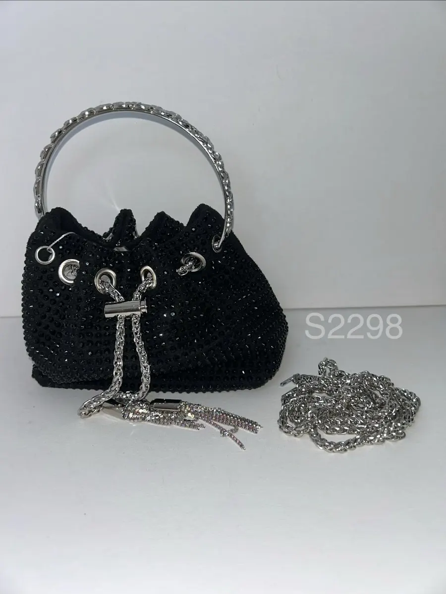 Bolso negro brillante tipo saco con asa de pedrería