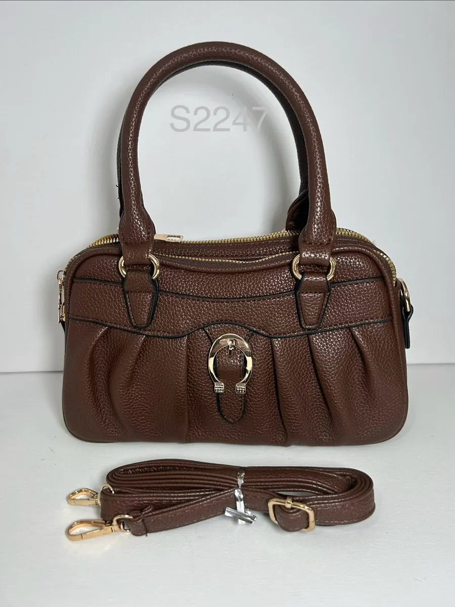 Bolso café de mano con correa larga