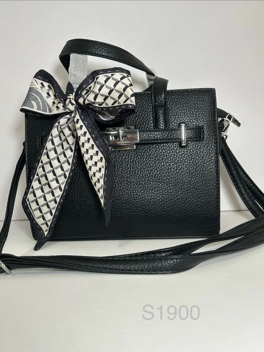 Bolso negro con pañuelo estampado y correa larga
