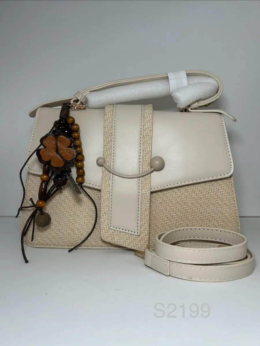Cartera beige con solapa y textura tejida