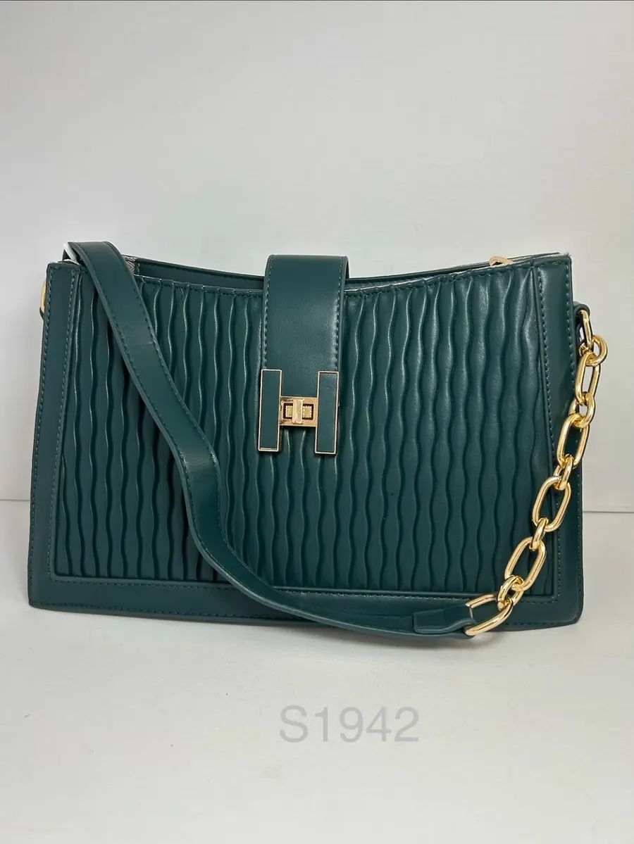 Cartera verde acolchada con cadena dorada