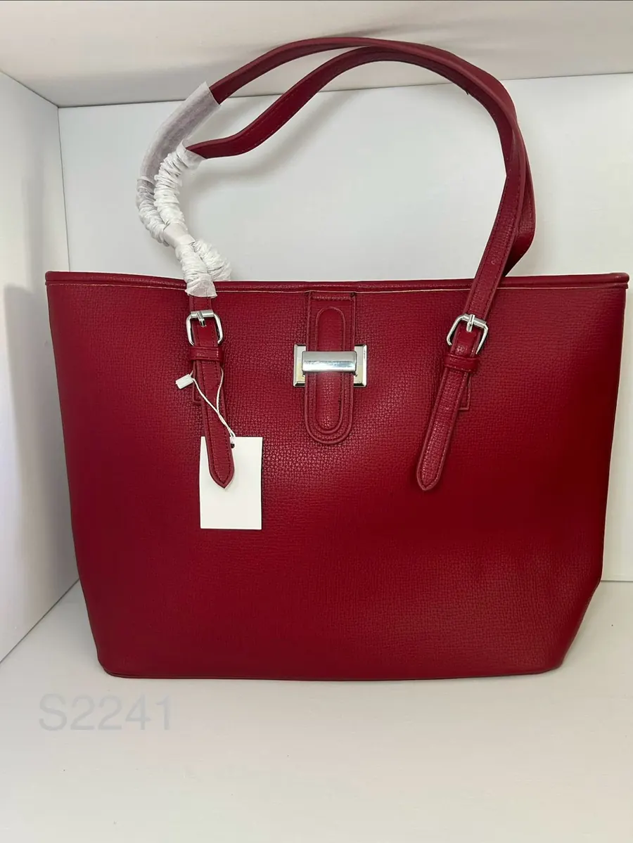 Bolso tote rojo con herrajes plateados